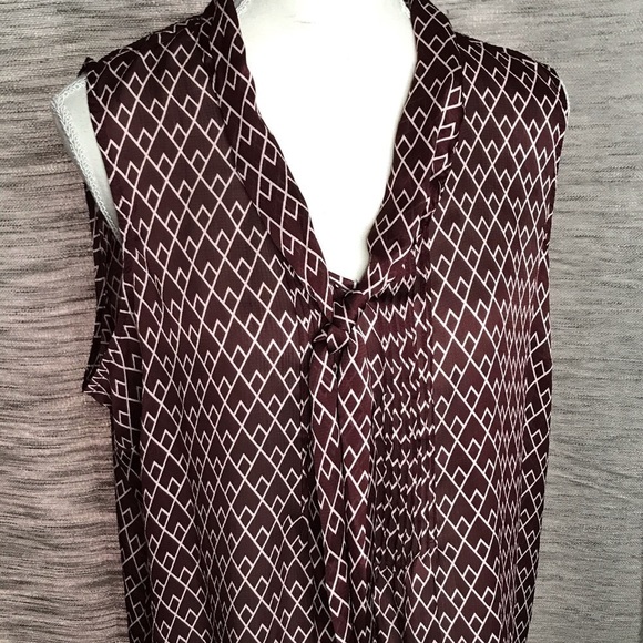 NEW YORK AND COMPANY MAROON & WHITE SLEEVELESS TOP - Picture 4 of 8